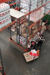 men-working-in-a-warehouse-4481532 bouwmaterialen