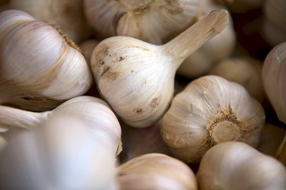 Wanneer kun je knoflook buiten oogsten